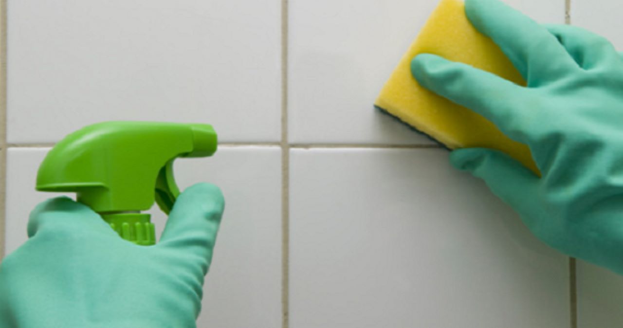 Come pulire le piastrelle del bagno il metodo super efficace per farlo in 5 minuti