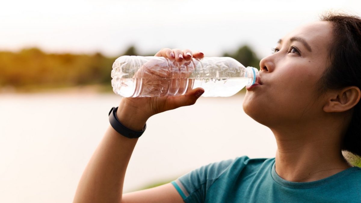 quanti litri di acqua bisogna bere al giorno