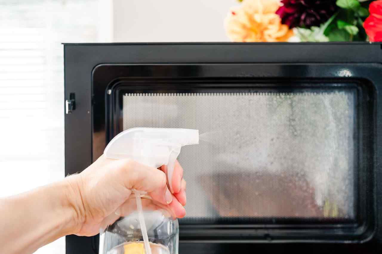 come pulire il forno a microonde