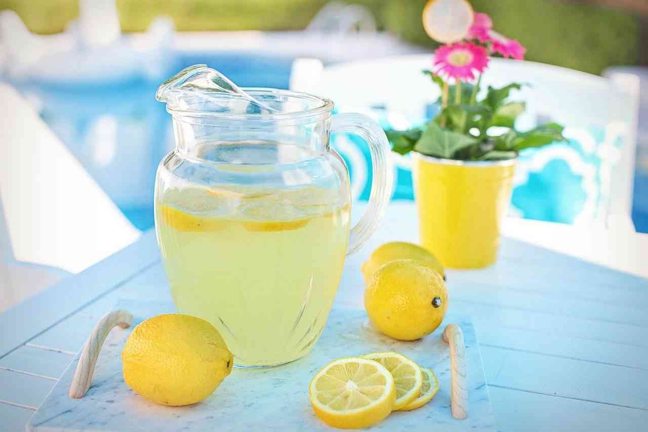 bere succo di limone puro