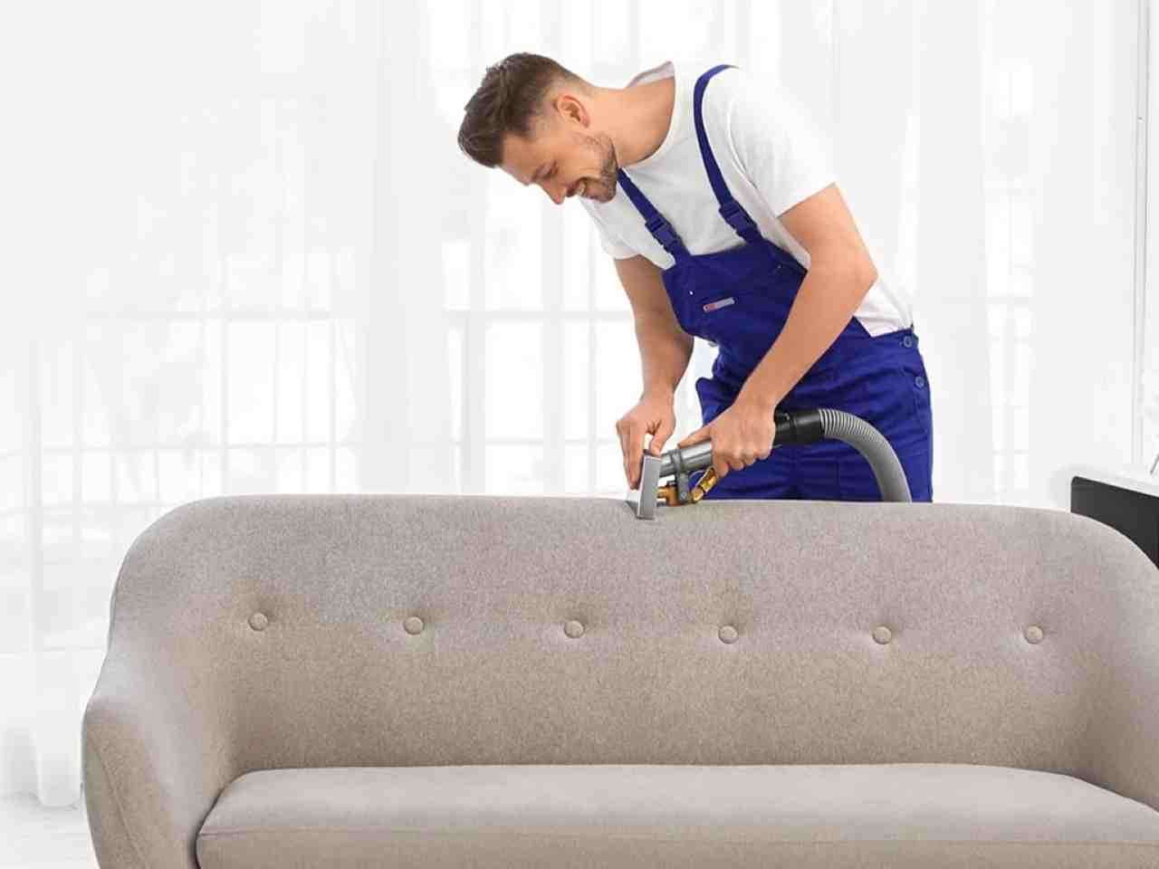Come pulire un divano: ecco il trucco che nessuno conosceva