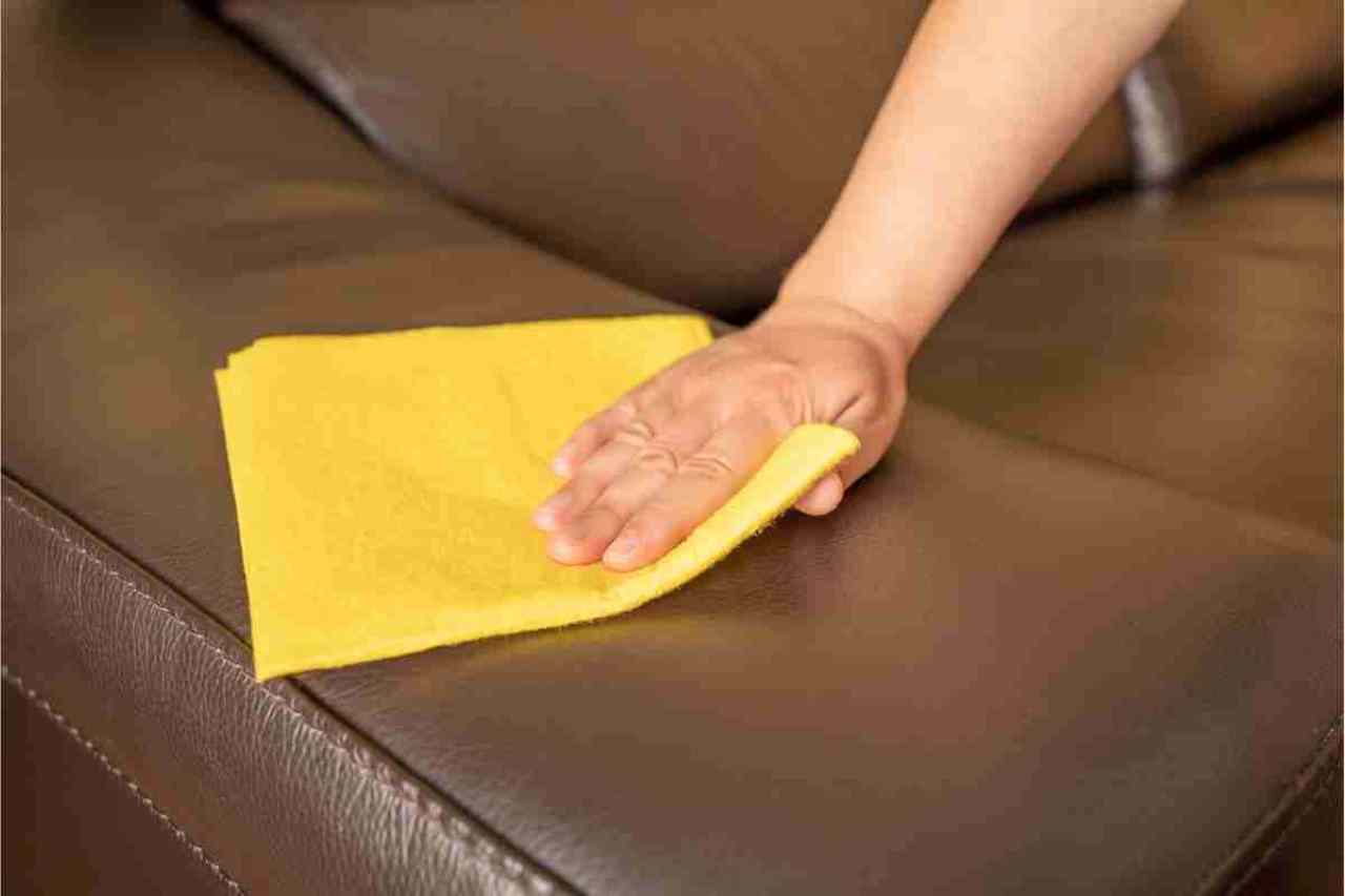 come pulire il divano in pelle