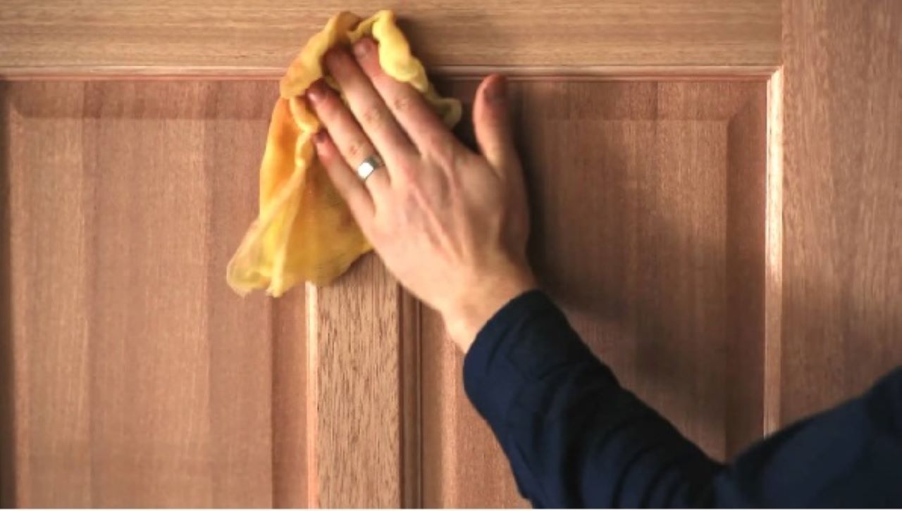 come pulire le porte in legno